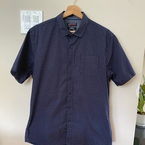 Ike Behar stretch men’s collared shirt sleeve shirt.